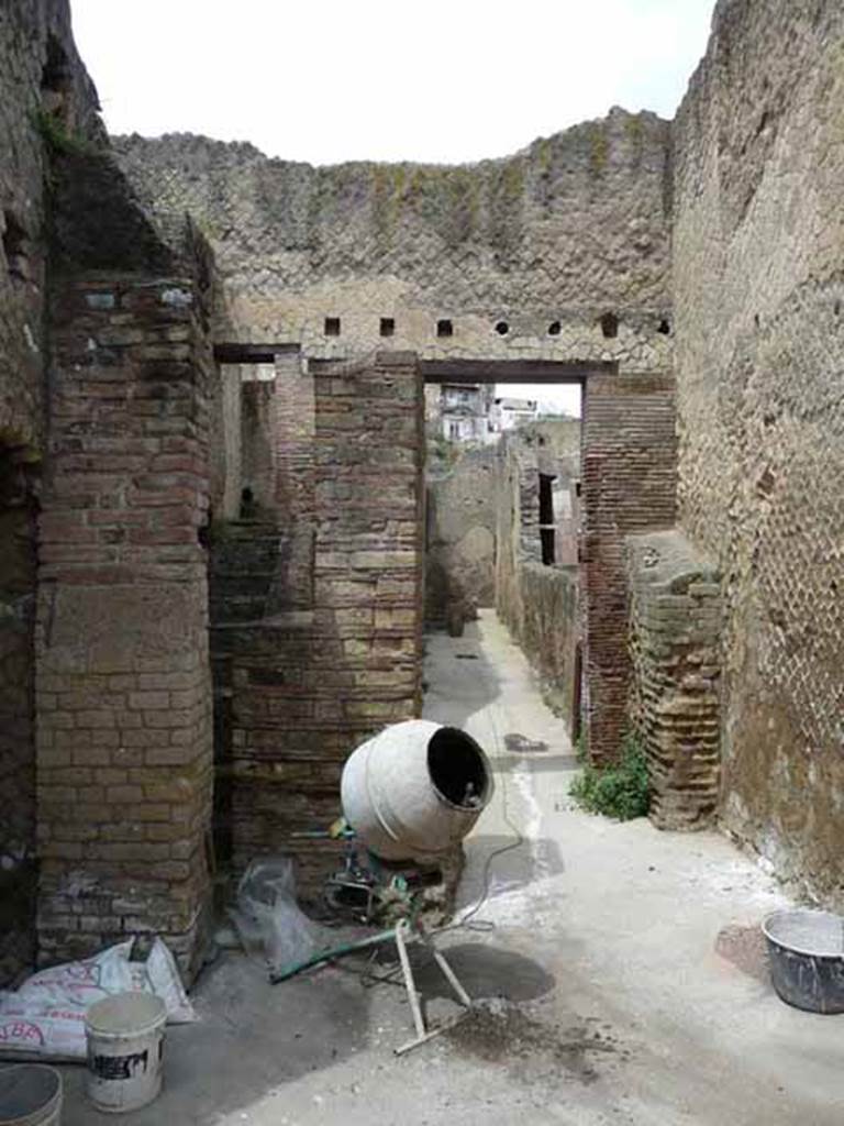 VI.10 Herculaneum. May 2010. Looking west from entrance doorway.
201005%20Card%2006%20748